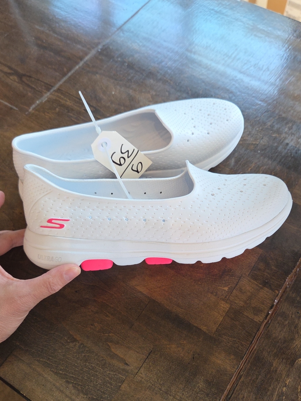 Skechers Size 9 White Slip-On Casual Shoes with Pink Accents NEW